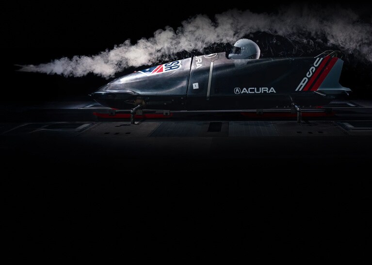 Vista de perfil del trineo de Acura de EE. UU. mientras se somete a pruebas en túneles de viento con corriente de humo.