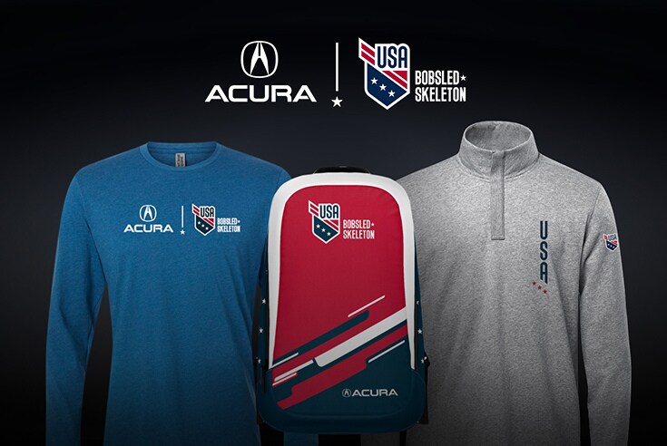La colección de ropa del equipo de Bobsled/Skeleton de EE. UU. y Acura incluye camisas y una mochila sobre un fondo oscuro.