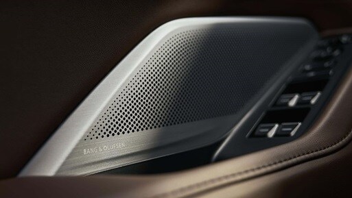 Detalle del sistema de sonido Bang & Olufsen de alta calidad de la Acura MDX SH-ADW Advance 2025.