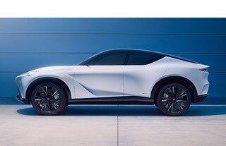 Vista de perfil del Acura Performance EV Concept 2024 en color Moonlit White Pearl contra una pared azul. (Acura Performance EV Concept)