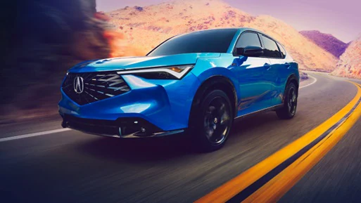 Se muestra la Acura ADX A-Spec 2026 en Double Apex Blue Pearl II andando por una carretera. Se muestra la Acura ADX A-Spec 2026 en Double Apex Blue Pearl II andando por una carretera.