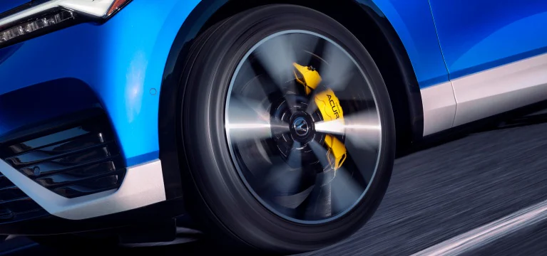 Primer plano del neumático en movimiento de la ZDX 