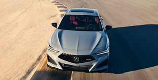Acura TLX Type S en Urban Gray Pearl en la carretera Acura TLX Type S en Urban Gray Pearl en la carretera