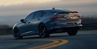 Acura TLX Type S en Urban Gray Pearl en la carretera Acura TLX Type S en Urban Gray Pearl en la carretera