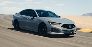 Acura TLX Type S en Urban Gray Pearl en la carretera Acura TLX Type S en Urban Gray Pearl en la carretera