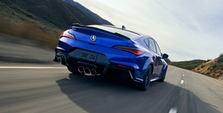 Vista trasera del Acura Integra Type S en Apex Blue Pearl Vista trasera del Acura Integra Type S en Apex Blue Pearl