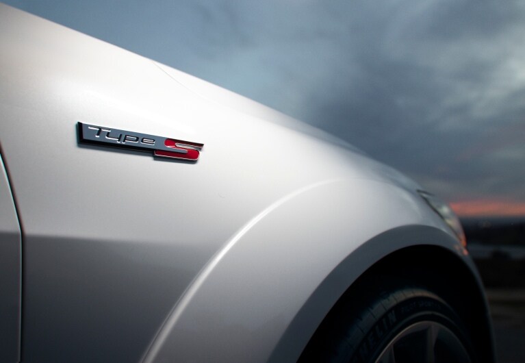 Emblema de Acura Type S en Platinum White Pearl Emblema de Acura Type S en Platinum White Pearl