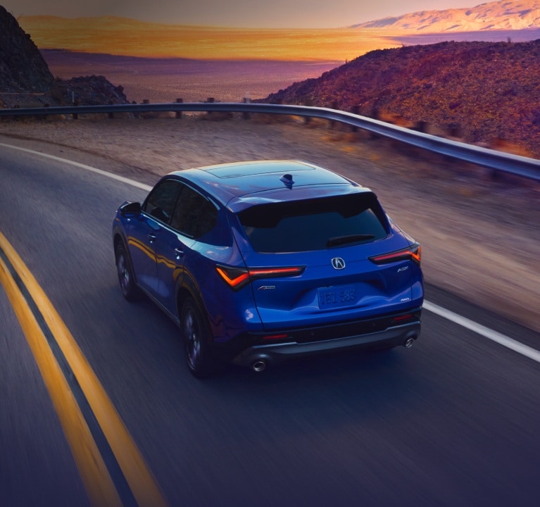 Vista trasera de la Acura ADX A-Spec 2025 con Paquete Avanzado en Adriatic Sea Blue Metallic en la carretera