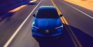 Vista frontal de la Acura ADX A-Spec 2025 con Paquete Avanzado en Adriatic Sea Blue Metallic en la carretera Vista frontal de la Acura ADX A-Spec 2025 con Paquete Avanzado en Adriatic Sea Blue Metallic en la carretera