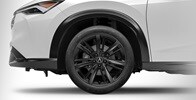 Se muestra la Acura ADX 2026 en Platinum White Pearl con ruedas de aleación de 19 pulgadas en Berlina Black con accesorios.
