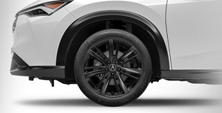Se muestra la Acura ADX 2026 en Platinum White Pearl con ruedas de aleación de 19 pulgadas en Berlina Black con accesorios.