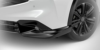 Se muestra la Acura ADX 2026 color Platinum White Pearl con los deflectores de chasis delanteros accesorios.