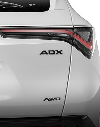 Se muestra la Acura ADX 2026 en Platinum White Pearl con los emblemas color negro brillante accesorios. Se muestra la Acura ADX 2026 en Platinum White Pearl con los emblemas color negro brillante accesorios.