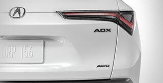 Se muestra la Acura ADX 2026 en Platinum White Pearl con los emblemas color negro brillante accesorios.