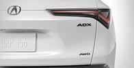 Se muestra la Acura ADX 2026 en Platinum White Pearl con los emblemas color negro brillante accesorios.