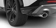 Se muestra la Acura ADX 2026 en Platinum White Pearl con los deflectores de chasis traseros accesorios.