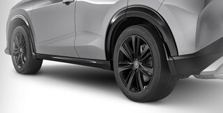 Se muestra la Acura ADX 2026 en Platinum White Pearl con el conjunto de protectores contra salpicaduras accesorio.