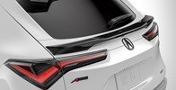 Se muestra la Acura ADX 2026 en Platinum White Pearl con el deflector en la mitad de la puerta trasera accesorio.