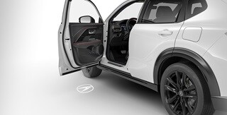 Interior de la Acura ADX 2026 con el proyector con el diseño del logotipo accesorio.