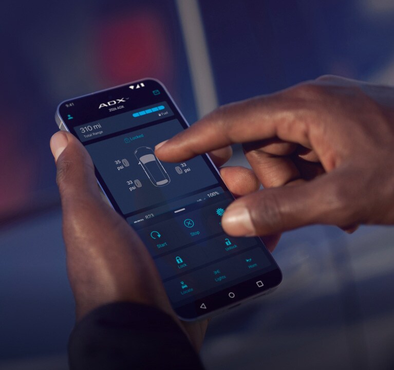Primer plano de las manos de un hombre utilizando los servicios conectados AcuraLink® en la Acura ADX 2026. (SUV compacta prémium). Primer plano de las manos de un hombre utilizando los servicios conectados AcuraLink® en la Acura ADX 2026. (SUV compacta prémium).