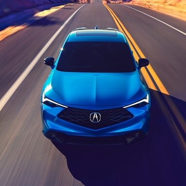 Se muestra la Acura ADX A-Spec 2026 en Double Apex Blue Pearl II andando por una carretera.