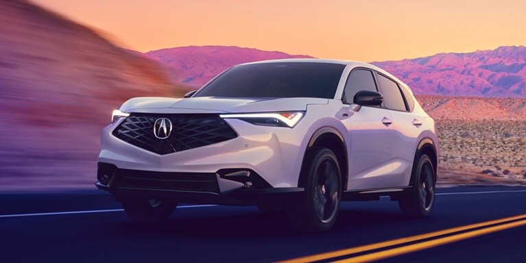 Se muestra la Acura ADX A-Spec 2026 en Platinum White Pearl andando en la carretera.