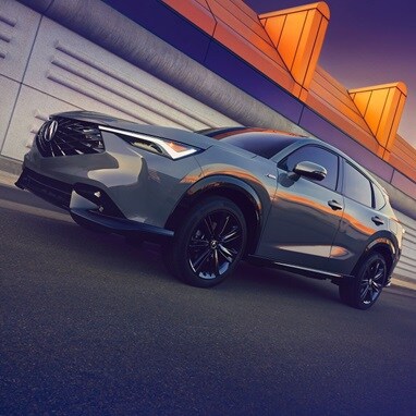 Se muestra la Acura ADX 2026 en Urban Gray Pearl andando por una carretera.