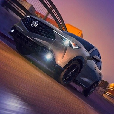 Se muestra la Acura ADX 2026 en Urban Gray Pearl andando por una carretera.