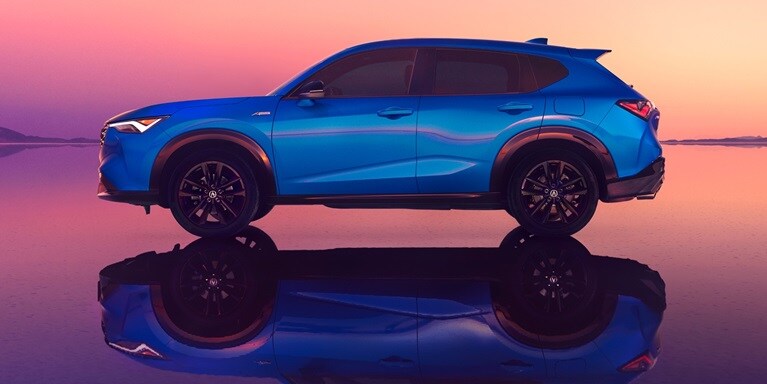 Se muestra la Acura ADX A-Spec 2026 en Double Apex Blue Pearl II, estacionada con una puesta de sol en el fondo.