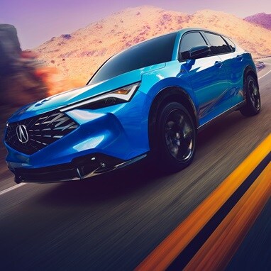 Se muestra la Acura ADX A-Spec 2026 en Double Apex Blue Pearl II andando por una carretera.