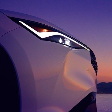 Se muestra la Acura ADX A-Spec 2026 en Platinum White Pearl estacionada con una puesta de sol en el fondo.