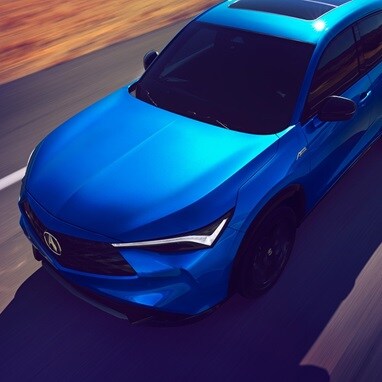 Se muestra la Acura ADX A-Spec 2026 en Double Apex Blue Pearl II andando por una carretera.