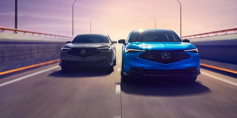 Se muestran la Acura ADX A-Spec 2026 en Urban Gray Pearl y la ADX A-Spec con Paquete Avanzado en Double Apex Blue Pearl II andando en la carretera.