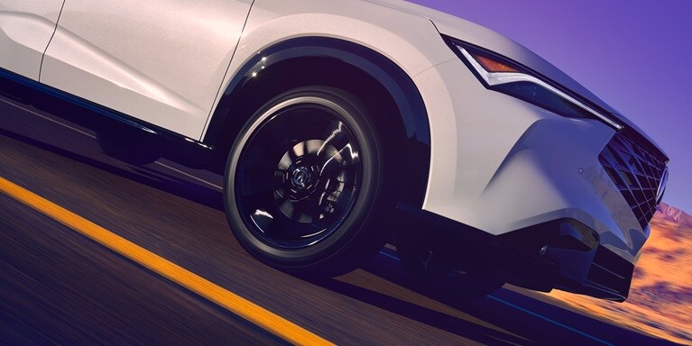 Se muestra la Acura ADX A-Spec 2026 en Platinum White Pearl andando en la carretera.