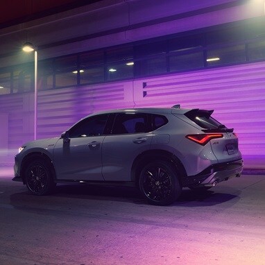Se muestra la Acura ADX 2026 en Urban Gray Pearl andando por una carretera.