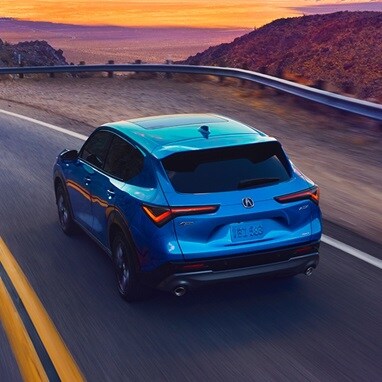 Se muestra la Acura ADX A-Spec 2026 en Double Apex Blue Pearl II andando por una carretera.