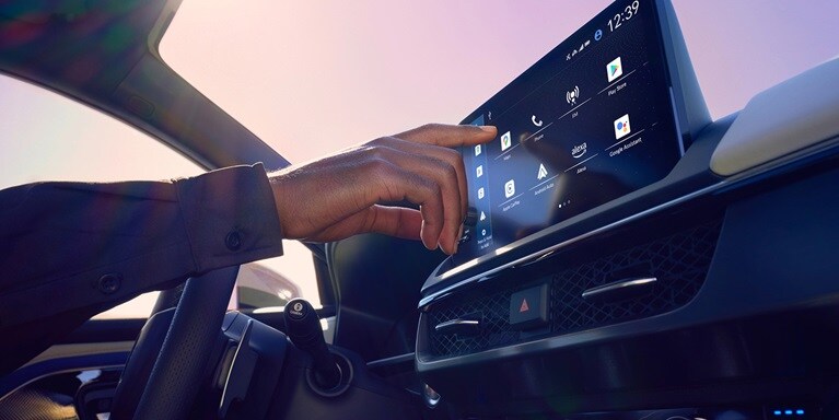 Se muestra la Acura ADX A-Spec 2026 con Paquete Avanzado en Ebony Interior con Google integrado en la consola táctil.