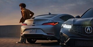 Dos Integra 2023 en un estacionamiento en una terraza, uno con vista desde atrás y el otro con vista desde adelante Dos Integra 2023 en un estacionamiento en una terraza, uno con vista desde atrás y el otro con vista desde adelante
