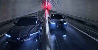 Dos Integra 2023 manejando en un túnel, vista frontal superior Dos Integra 2023 manejando en un túnel, vista frontal superior