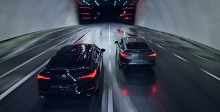Dos Integra 2023 manejando en un túnel, vista trasera superior Dos Integra 2023 manejando en un túnel, vista trasera superior