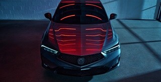 Vista superior del frente del Integra 2023 con las luces delanteras encendidas Vista superior del frente del Integra 2023 con las luces delanteras encendidas