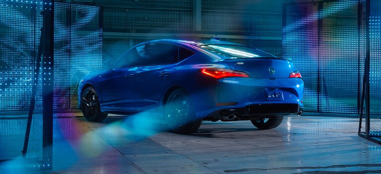 Se muestra el Acura Integra A-Spec 2026 con Paquete Tecnológico en Double Apex Blue Pearl estacionado dentro de un edificio moderno.