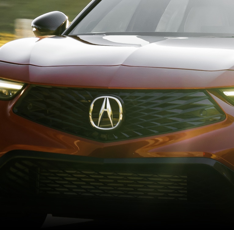Se muestra el Acura Integra 2026 en Performance Red Pearl con la rejilla delantera