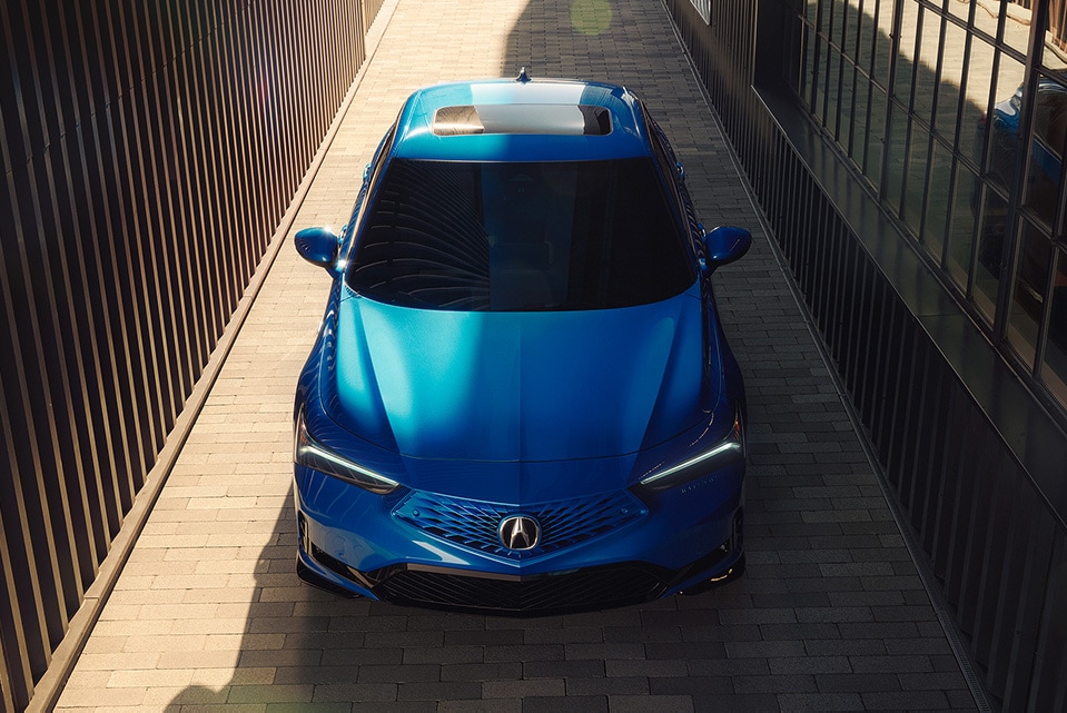 Vista frontal superior del Acura Integra A-Spec 2026 con Paquete Tecnológico en Double Apex Blue Pearl (compacto deportivo prémium).