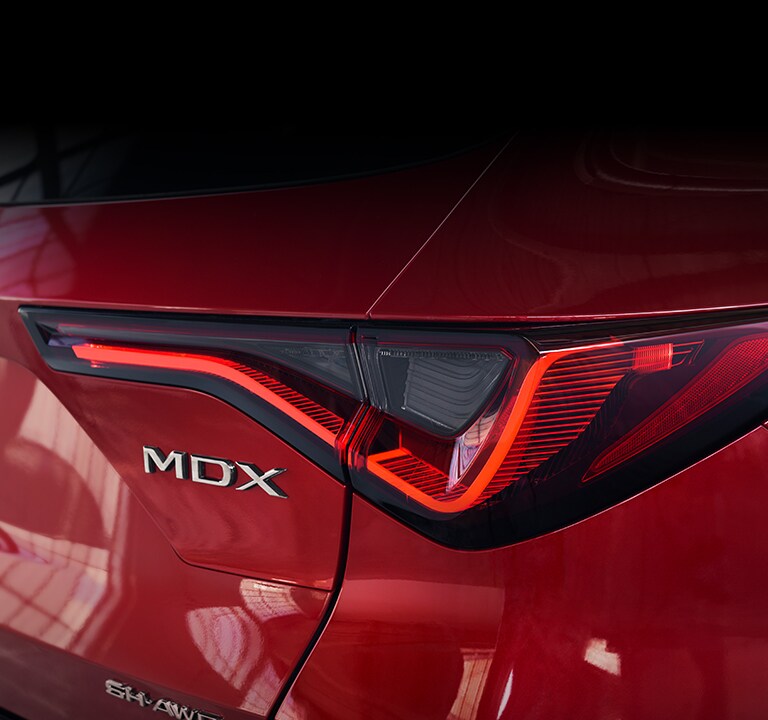 Luz trasera de la Acura MDX 2022 con Paquete A-Spec con la luz encendida