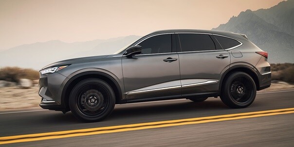 El elegante diseño moderno de la Acura MDX 2022 en Liquid Carbon Metallic