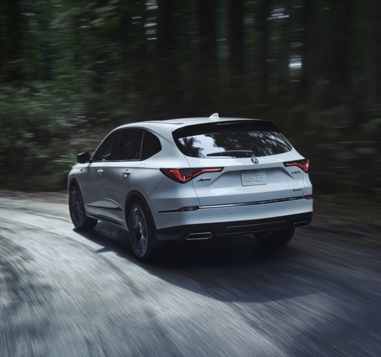 Vista trasera de 3/4 de la Acura MDX 2025 con Paquete A-Spec en Platinum White Pearl