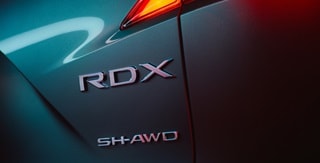 Acura RDX 2025 con insignia de Super Handling All Wheel Drive™ Acura RDX 2025 con insignia de Super Handling All Wheel Drive™