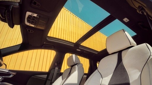 Acura RDX SH-AWD 2026 con Paquete A-Spec Avanzado e interior de color Orchid, que muestra el techo corredizo panorámico.