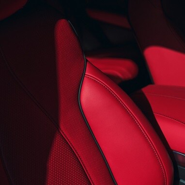 Asientos deportivos tapizados en cuero Milano perforado de alta calidad de la Acura RDX 2026